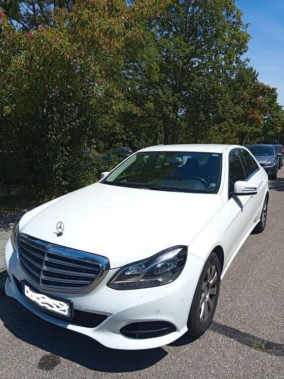 Gebraucht Mercedes E220 170 PS (125 kW) 2015 Weiß Limousine