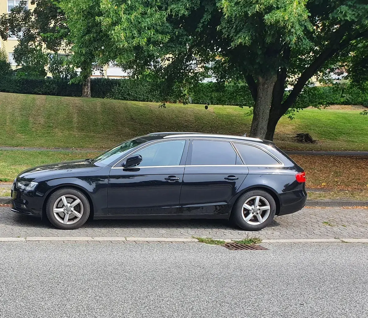 Gebraucht Audi A4 Attraction 136 PS (100 kW) 2012 Schwarz Kombi