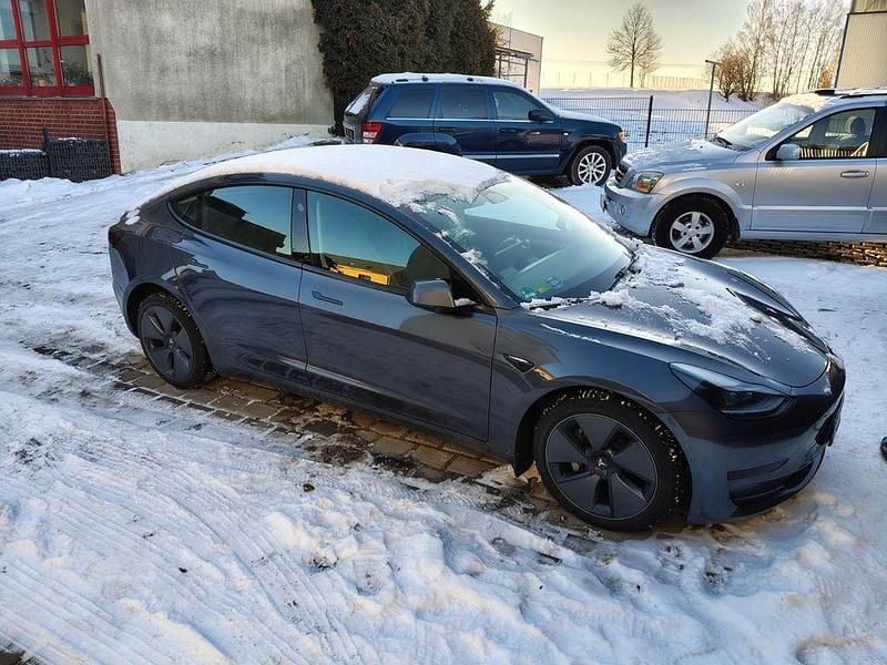 Grau Gebraucht 2022 Tesla Model 3 RWD Limousine | 22.900 € (Guter Preis) - Bild 1/2