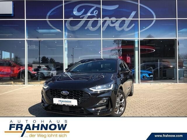 Obsidianschwarz metallic (schwarz) Gebraucht 2023 Ford Focus ST-Line Limousine | 22.885 € (Fairer Preis) - Bild 1/4