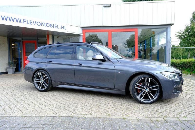 Gebraucht BMW 318 Executive 150 PS (110 kW) 2016 Grau Kombi