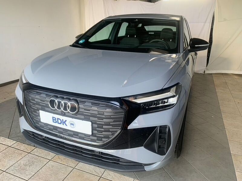 Grau Gebraucht 2023 Audi Q4 e-tron Advanced SUV | 27.500 € (Superpreis) - Bild 1/4