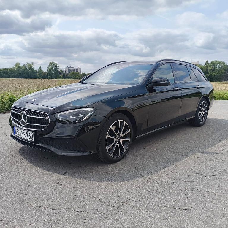 Schwarz Gebraucht 2022 Mercedes E200 Limousine | 32.900 € (Guter Preis) - Bild 1/4