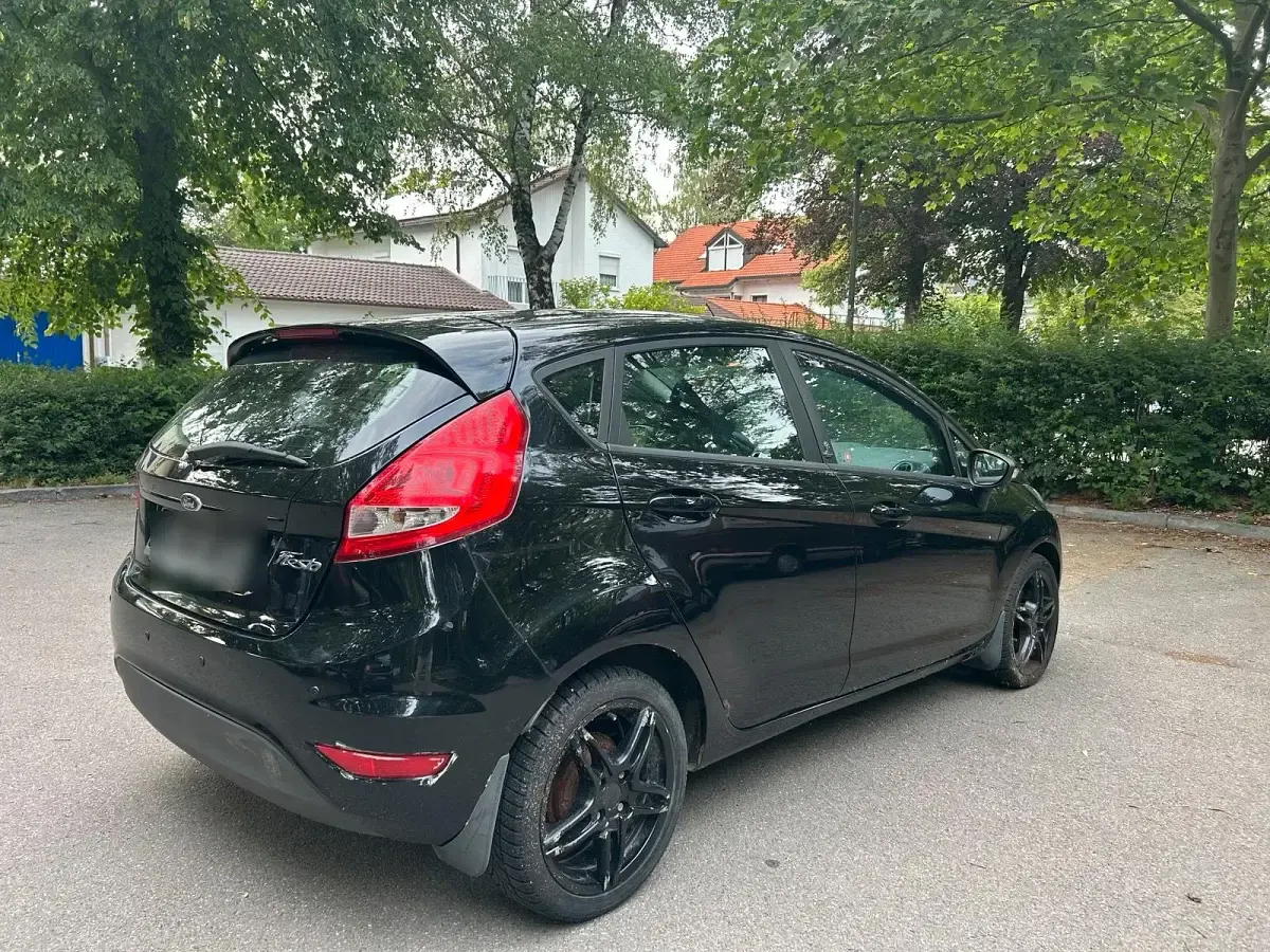 Gebraucht Ford Fiesta 90 PS (66 kW) 2012 Schwarz Kleinwagen
