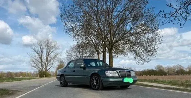 Używany Mercedes E220 150 KM (110 kW) 1993 Zielony Sedan/Limuzyna