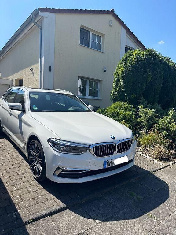 Weiß Gebraucht 2019 BMW 520 Luxury Line Kombi | 25.800 € (Fairer Preis) - Bild 1/4