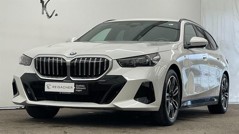 Mineralweiß metallic Gebraucht 2024 BMW 520 Comfort Edition Kombi | 48.349 € (Guter Preis) - Bild 1/4