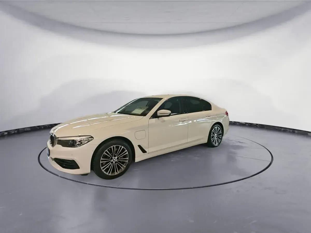 Gebraucht BMW 530e Sport Line 252 PS (185 kW) 2020 Weiß Limousine
