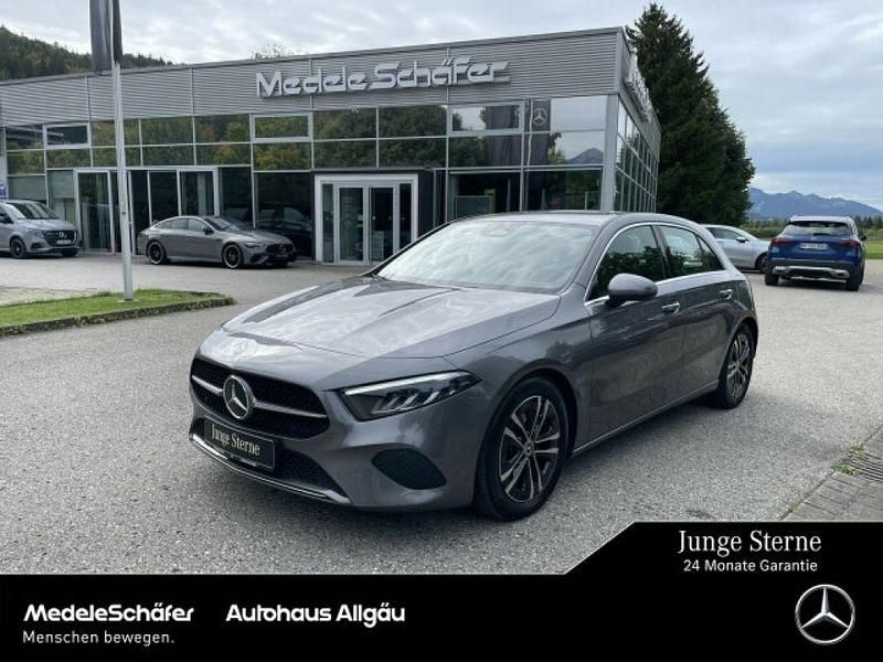Lack mountaingrau Gebraucht 2024 Mercedes A180 Progressive Limousine | 28.260 € (Fairer Preis) - Bild 1/4