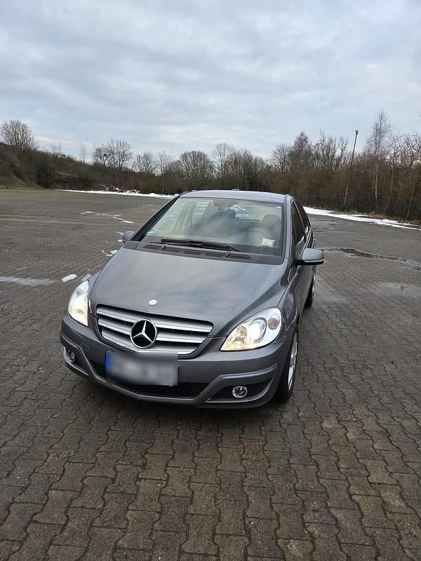 Grau Gebraucht 2010 Mercedes B180 Van / Kleinbus | 5.990 € (Etwas zu teuer) - Bild 1/4