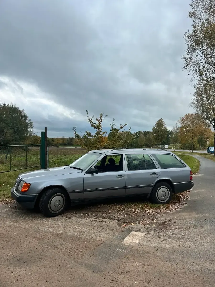 Second-hand Mercedes E300 109 CP (80 kW) 1988 Gri Break