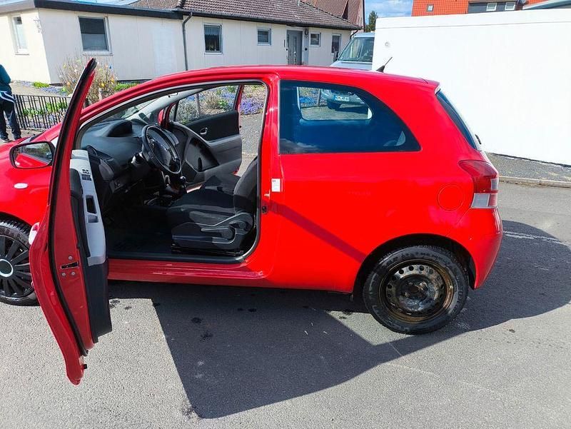 Gebraucht Toyota Yaris Cool 69 PS (50 kW) 2011 Rot Kleinwagen