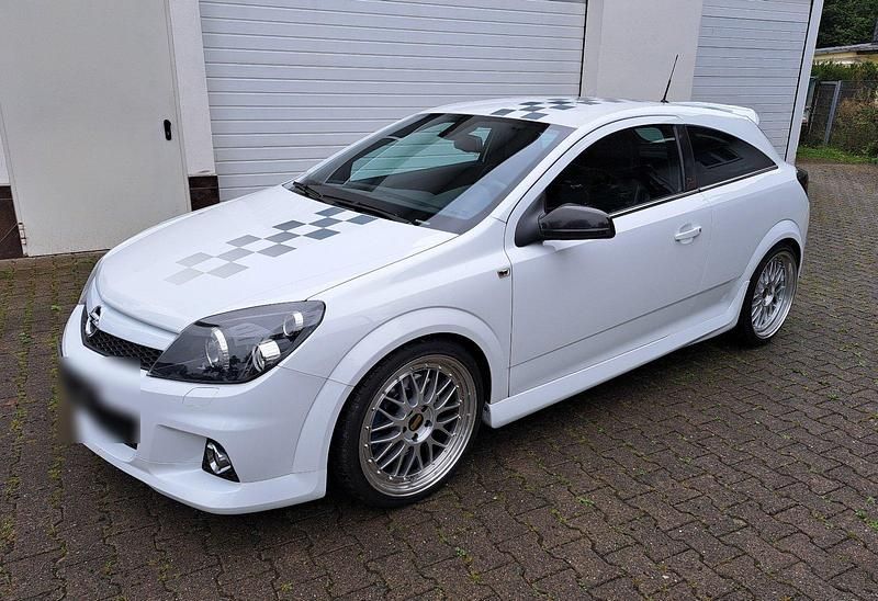 Gebraucht Opel Astra Edition 280 PS (205 kW) 2008 Weiß Coupé