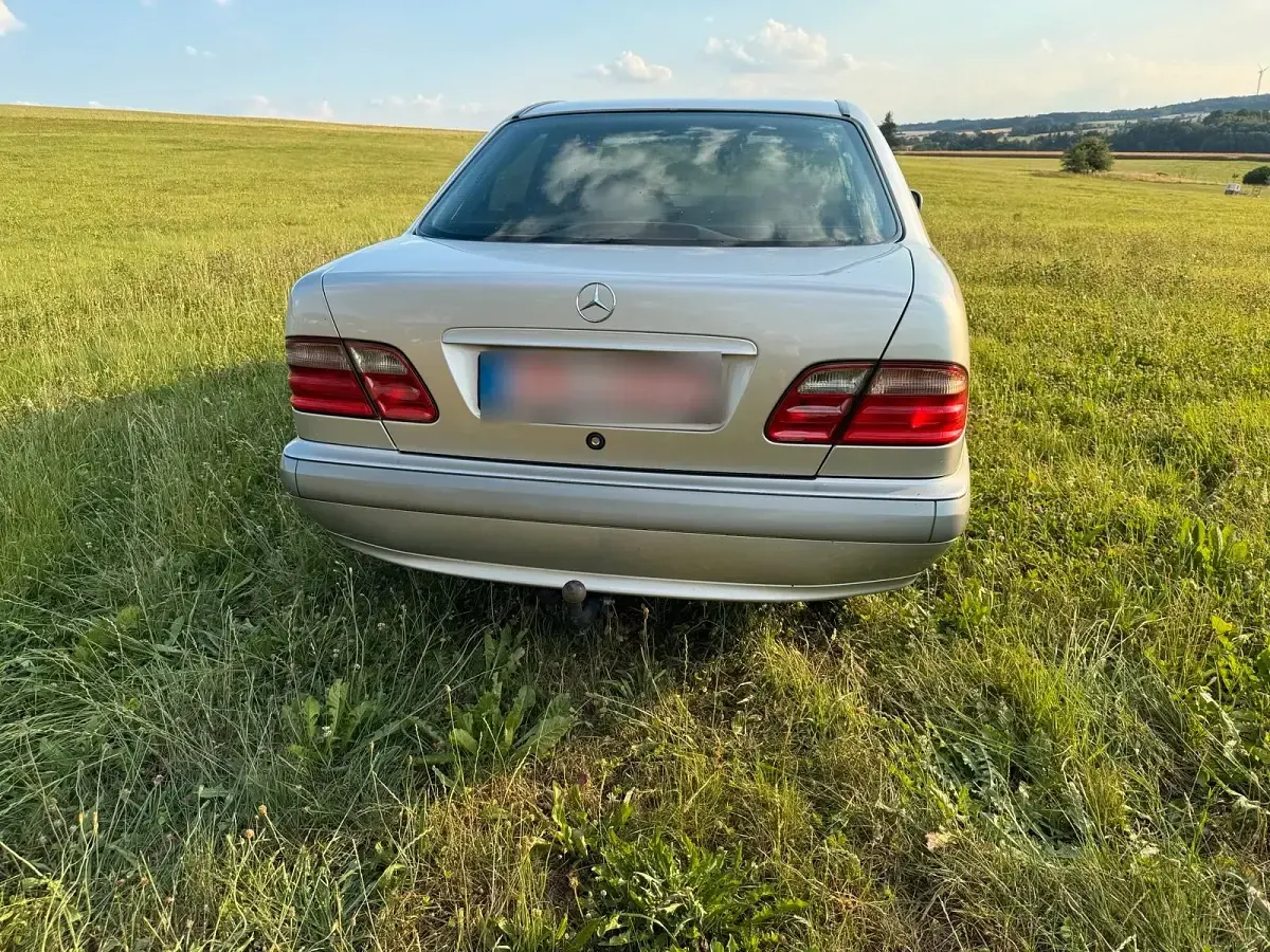 Gebraucht Mercedes E220 142 PS (104 kW) 2000 Grau Limousine
