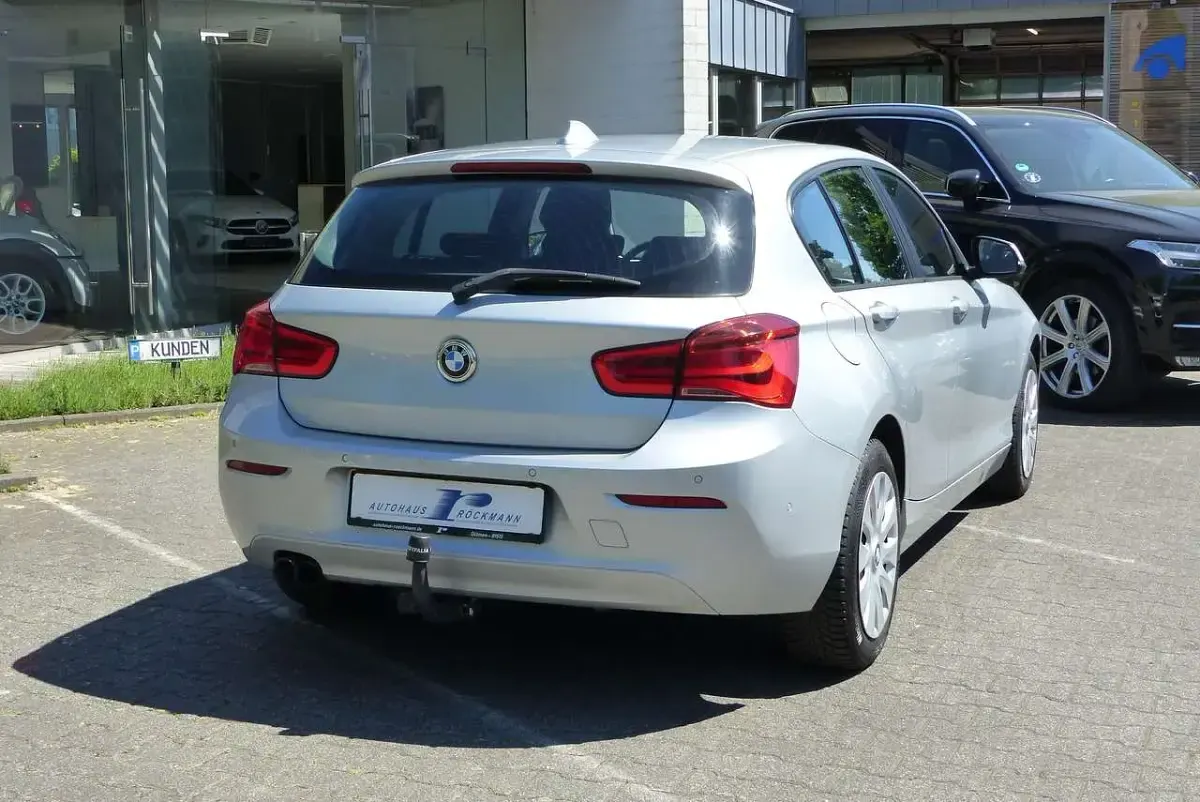 Gebraucht BMW 120 Advantage 184 PS (135 kW) 2018 Glaciersilber metallic Kleinwagen