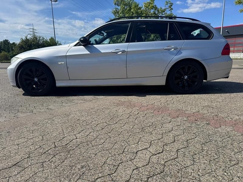 Silber Gebraucht 2007 BMW 318 Kombi | 2.300 € (Guter Preis) - Bild 1/4