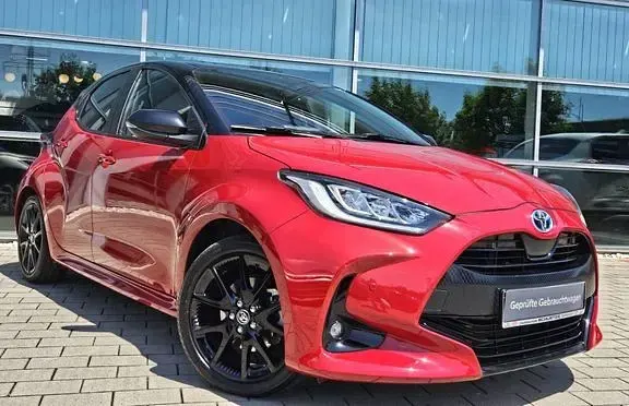 Gebraucht Toyota Yaris Basis 116 PS (85 kW) 2022 Karminarot metallic, dach schwarz Kleinwagen