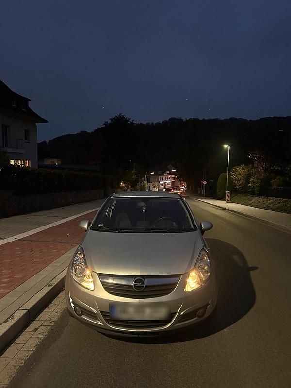 Silber Gebraucht 2010 Opel Corsa Coupé | 2.500 € (Guter Preis) - Bild 1/4