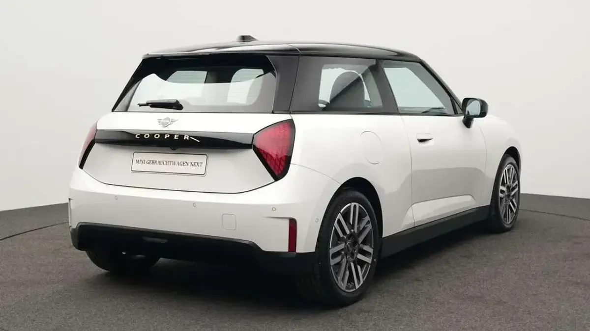 Używany Mini Cooper Classic 135 kW (184 KM) 2025 Biały Hatchback