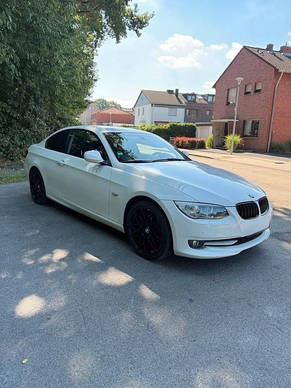 Weiß Gebraucht 2011 BMW 320 Coupé | 9.500 € (Fairer Preis) - Bild 1/4