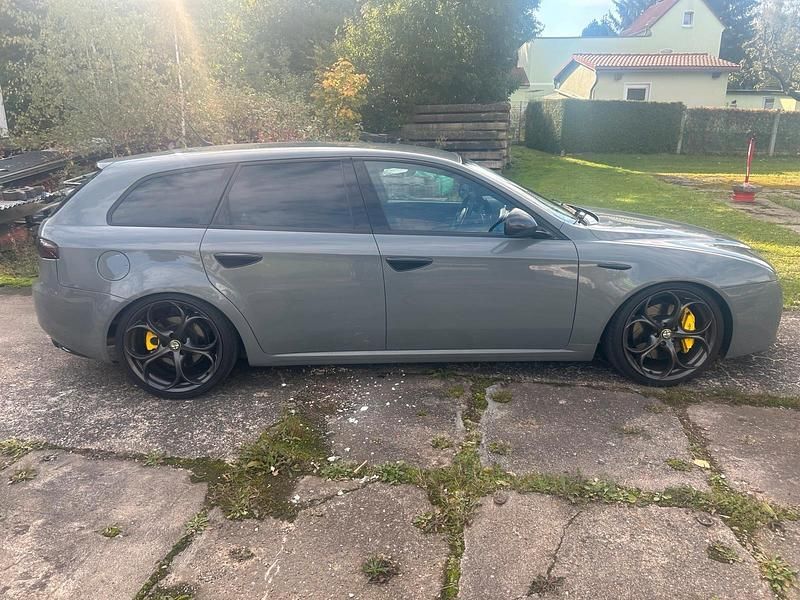 Grau Gebraucht 2007 Alfa Romeo 159 Kombi | 8.500 € - Bild 1/4