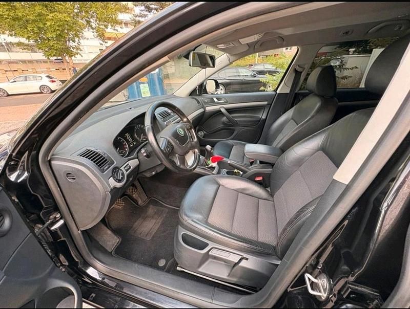 Gebraucht Skoda Octavia Elegance 105 PS (77 kW) 2011 Schwarz Kombi