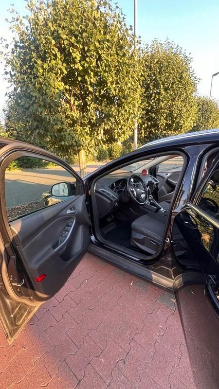 Blau Gebraucht 2014 Ford Focus Titanium Kombi | 5.950 € (Fairer Preis) - Bild 1/4