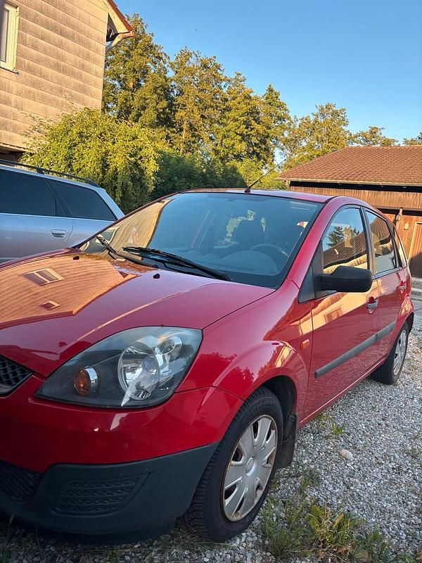 Rot Gebraucht 2006 Ford Fiesta Kleinwagen | 1.500 € (Fairer Preis) - Bild 1/4