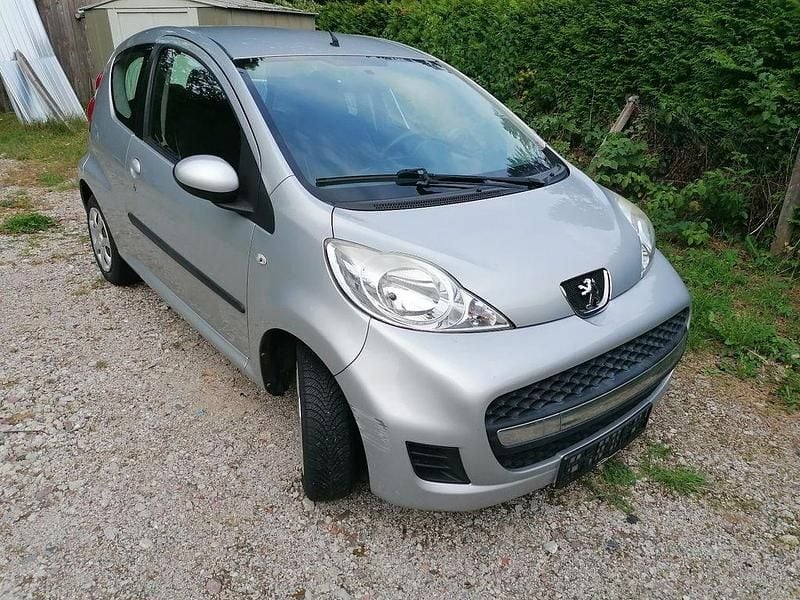 Silber Gebraucht 2010 Peugeot 107 Kleinwagen | 1.650 € (Guter Preis) - Bild 1/4