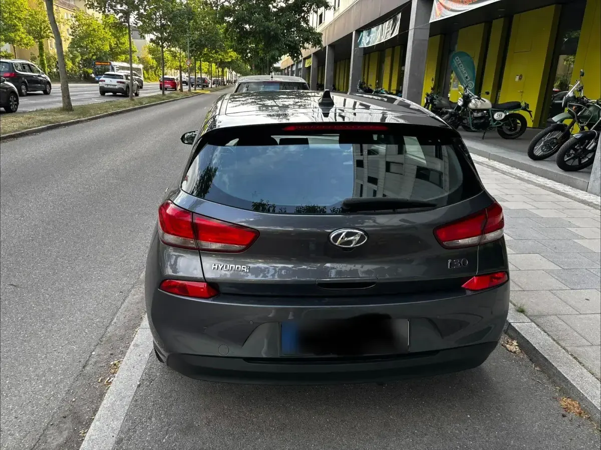 Gebraucht Hyundai i30 Select 110 PS (80 kW) 2017 Grau Limousine