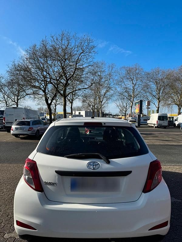 Gebraucht Toyota Yaris 69 PS (50 kW) 2012 Weiß Kleinwagen