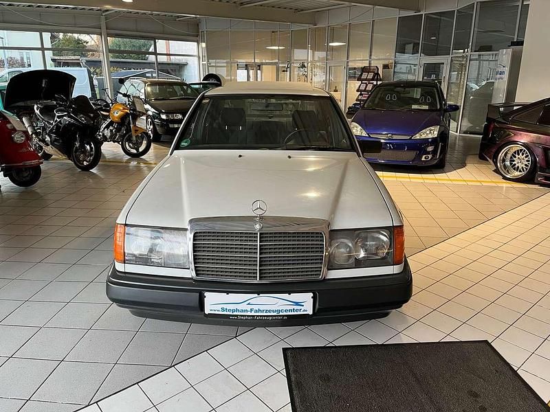 Gebraucht Mercedes E260 160 PS (117 kW) 1987 Weiß Limousine