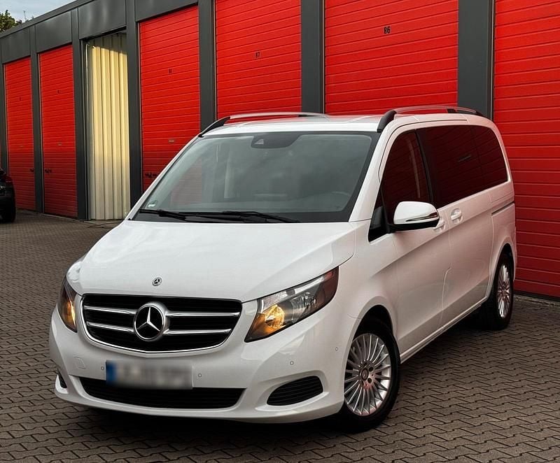Weiß Gebraucht 2017 Mercedes V220 Van / Kleinbus | 27.999 € (Superpreis) - Bild 1/4