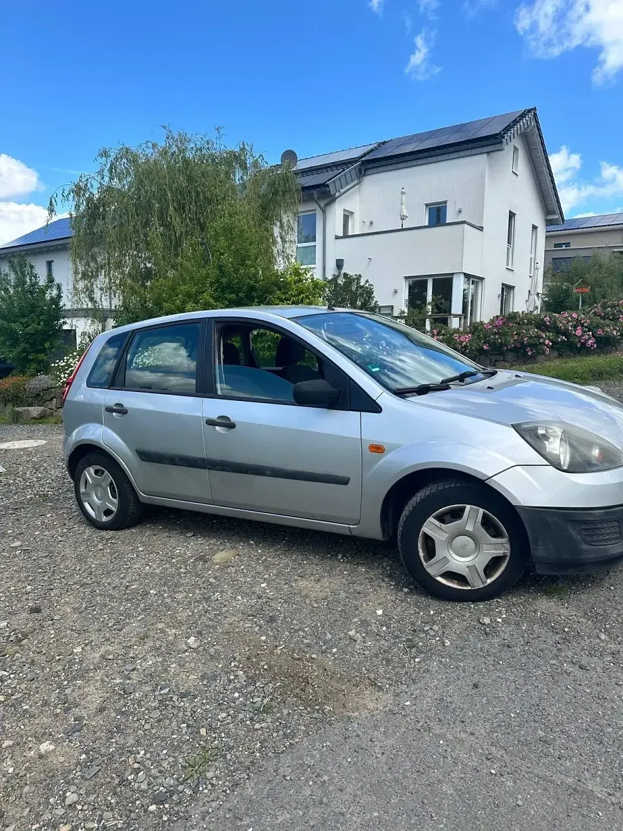 Używany Ford Fiesta 69 KM (50 kW) 2005 Srebrny Hatchback