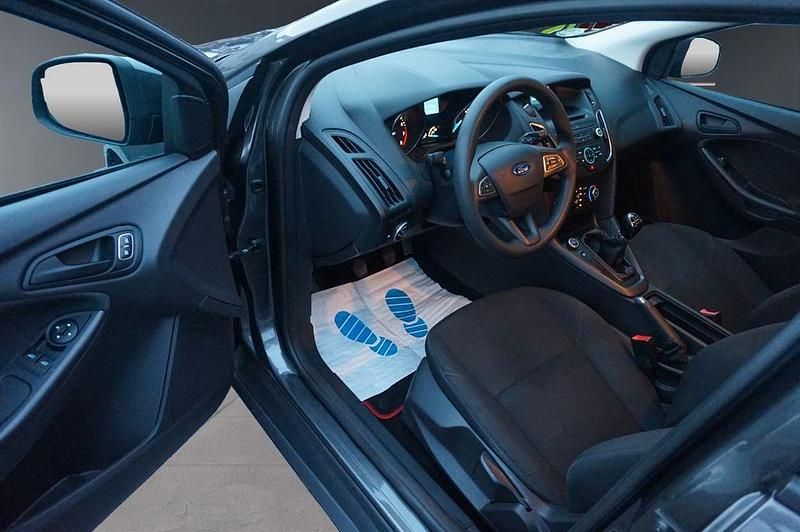 Gebraucht Ford Focus Ambiente 101 PS (74 kW) 2016 Grau Limousine