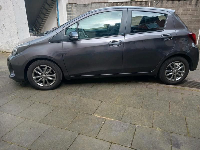 Gebraucht Toyota Yaris 69 PS (50 kW) 2016 Grau Kleinwagen