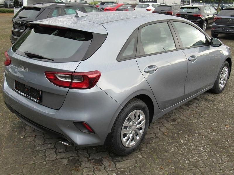 Neu Kia Ceed Vision 140 PS (102 kW) 2025 Silber Kleinwagen