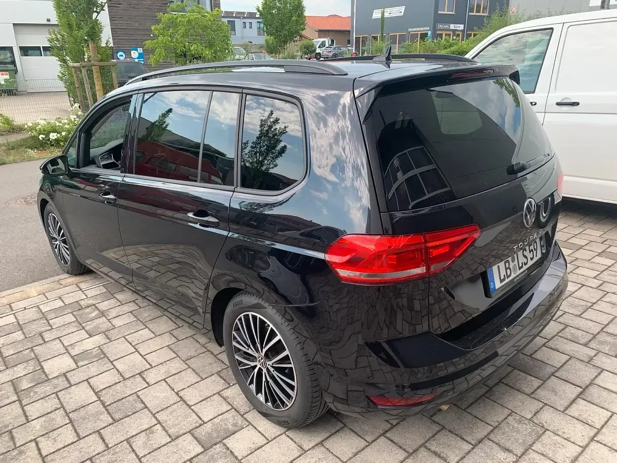 Gebraucht VW Touran IQ Drive 150 PS (110 kW) 2023 Schwarz Van / Kleinbus