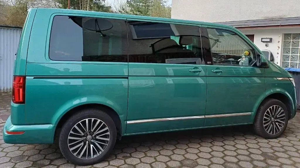 Gebraucht VW Multivan Generation Six 150 PS (110 kW) 2021 Grün Van / Kleinbus