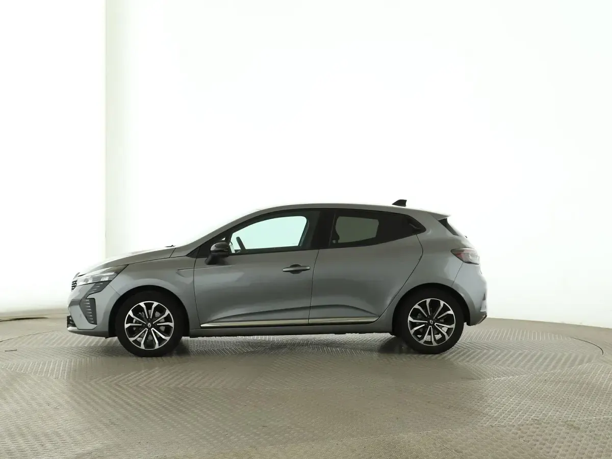 Używany Renault Clio V Techno 94 KM (69 kW) 2025 Szary Sedan/Limuzyna