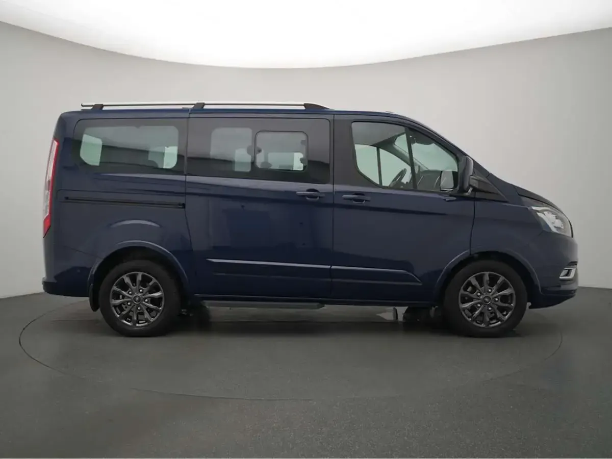 Gebraucht Ford Tourneo Titanium 131 PS (96 kW) 2020 Blazerblau Van / Kleinbus