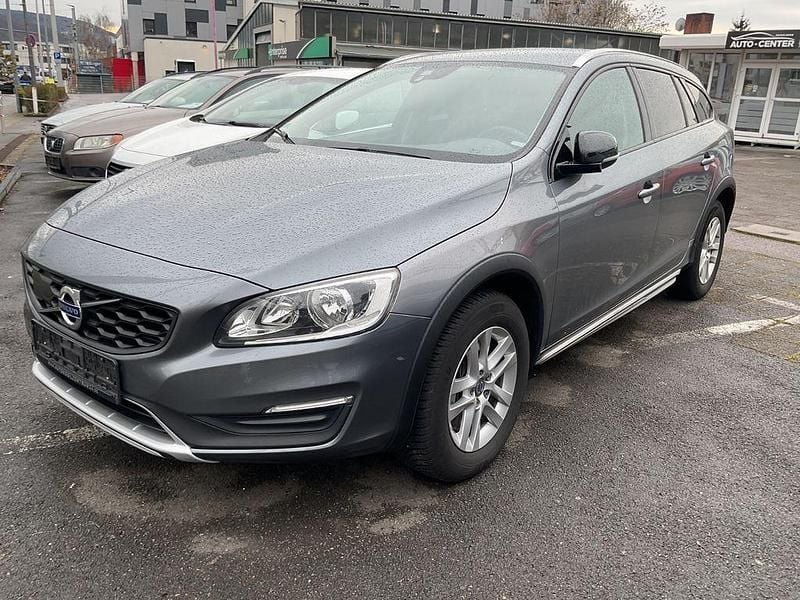 Gebraucht 2017 Volvo V60 CC Momentum Kombi | 11.800 € (Fairer Preis) - Bild 1/4