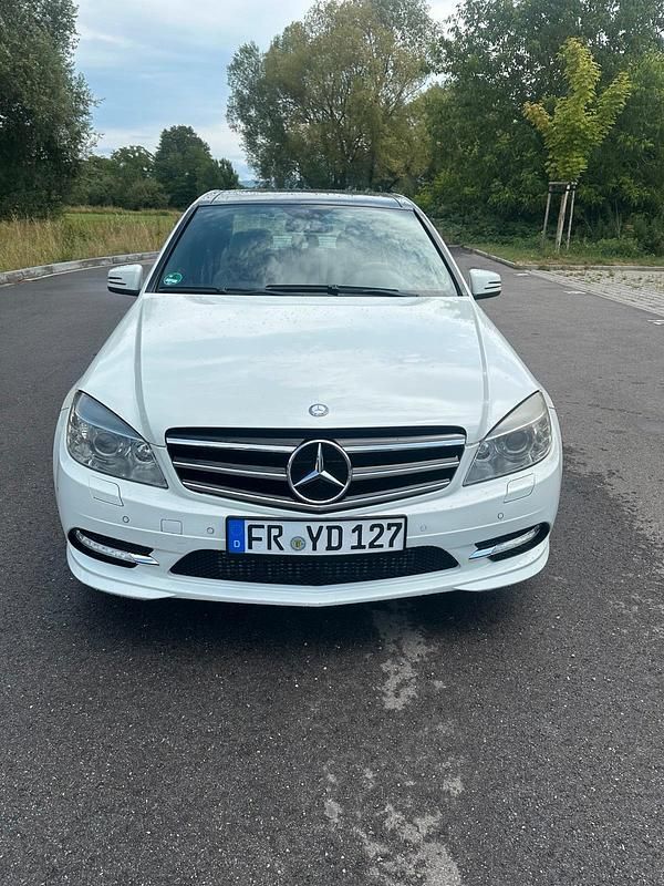 Weiß Gebraucht 2010 Mercedes C350 AMG line Limousine | 7.250 € (Superpreis) - Bild 1/4