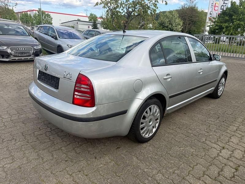 Second-hand Skoda Superb 150 CP (110 kW) 2005 Argintiu Berlinǎ