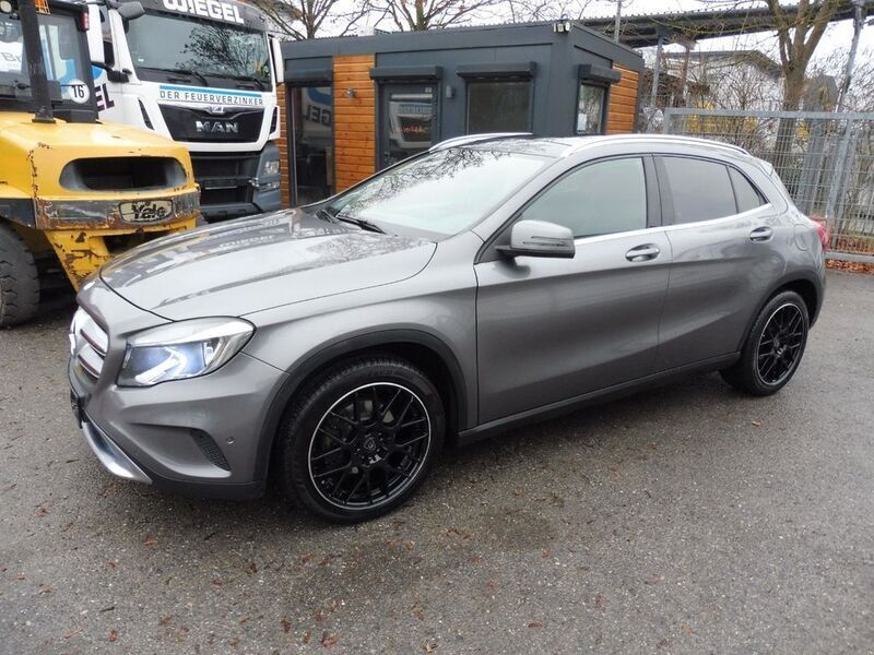 Grau Gebraucht 2014 Mercedes GLA220 Urban SUV | 15.000 € (Fairer Preis) - Bild 1/4