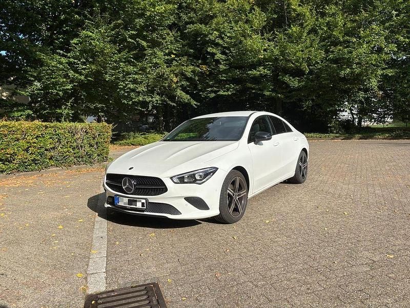 Weiß Gebraucht 2022 Mercedes CLA180 Limousine | 33.000 € (Teuer) - Bild 1/4