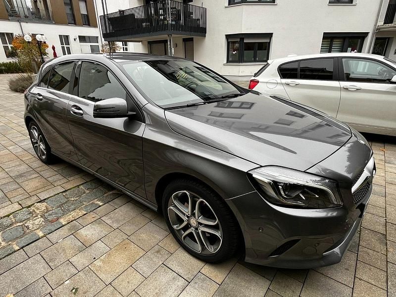 Gebraucht Mercedes A180 Urban 122 PS (89 kW) 2016 Grau Limousine
