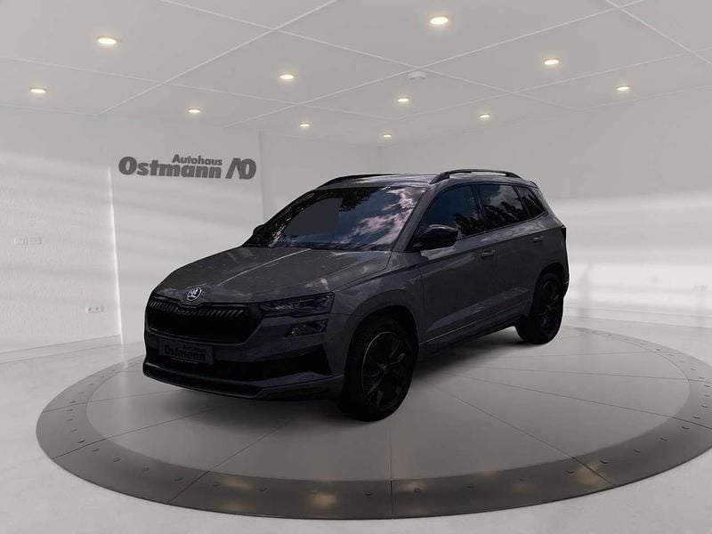 Steelgrau Gebraucht 2024 Skoda Karoq SportLine SUV | 36.880 € (Fairer Preis) - Bild 1/4
