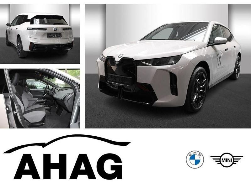 Dune grey metallic Neu 2025 BMW iX M Sport SUV | 85.990 € (Fairer Preis) - Bild 1/4