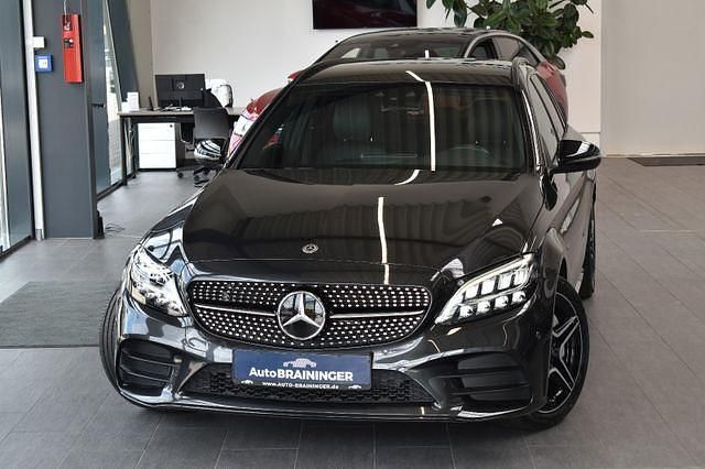 Grau Gebraucht 2020 Mercedes C300e AMG line Limousine | 26.550 € (Fairer Preis) - Bild 1/4